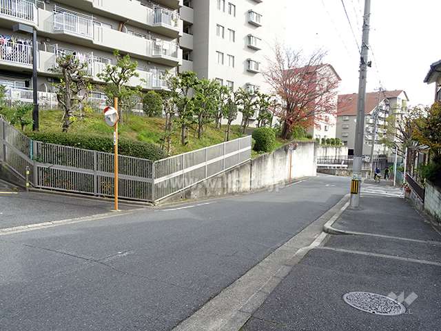 西側前面道路とマンション建物一部