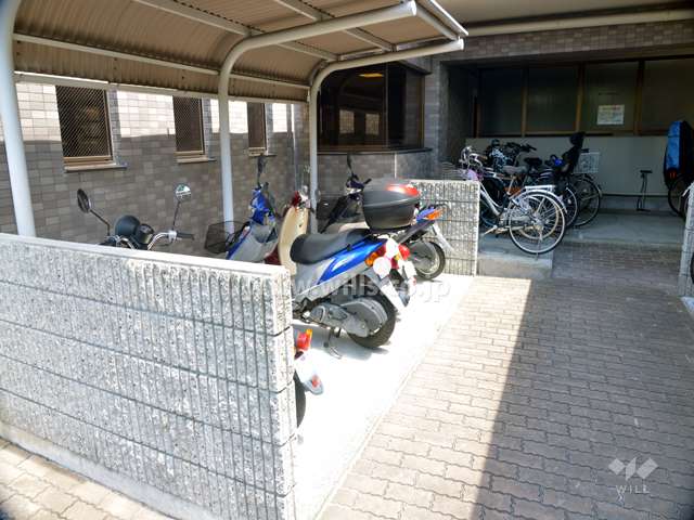 バイク置場と駐輪場