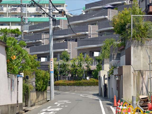 藤和ライブタウン高槻の外観　（接続道路南東側から）