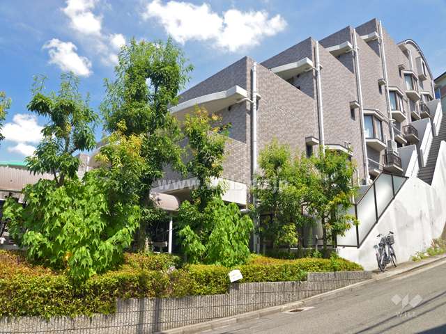 藤和ライブタウン高槻の外観と外階段（南東側から）