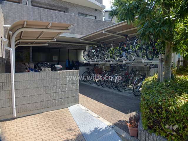 駐輪場とバイク置き場