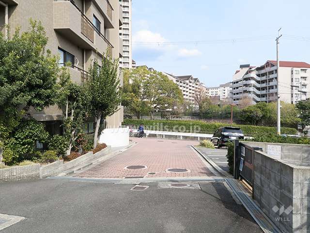 南側前面道路とマンション建物一部