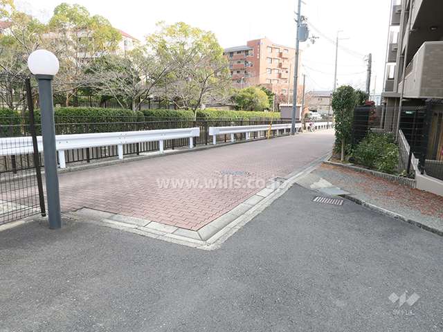 駐車場出入り口