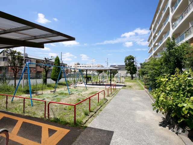 敷地西側に隣接して公園があります。