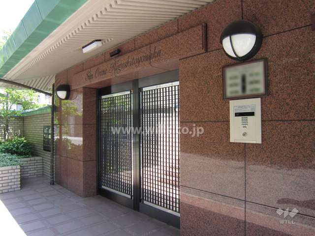 エントランスはオートロック付きです。
