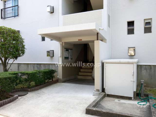 70棟の住戸出入り口（共用ポスト）