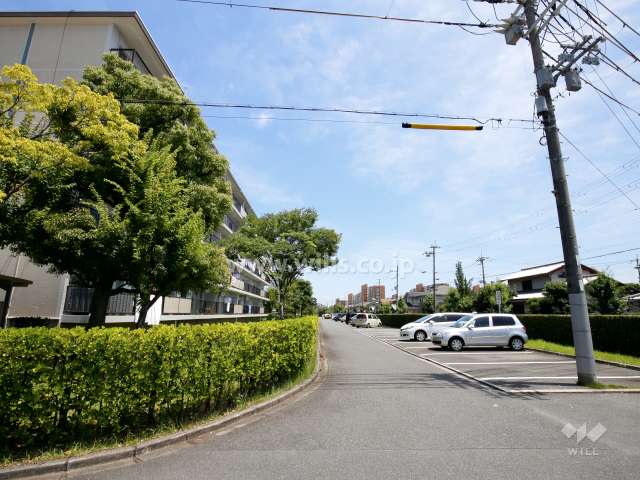 70棟は最前列の棟で、南側は敷地内駐車場です。