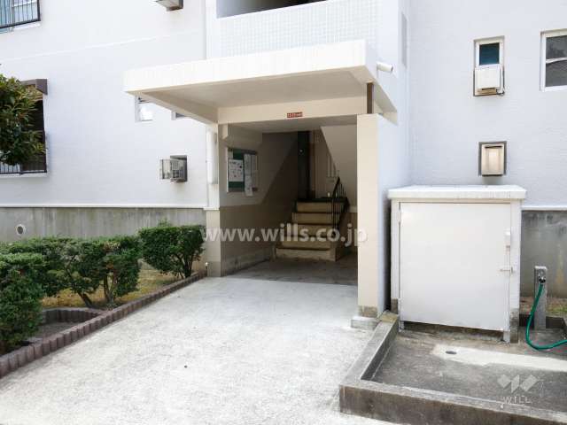 75棟の住戸出入り口（共用ポスト）