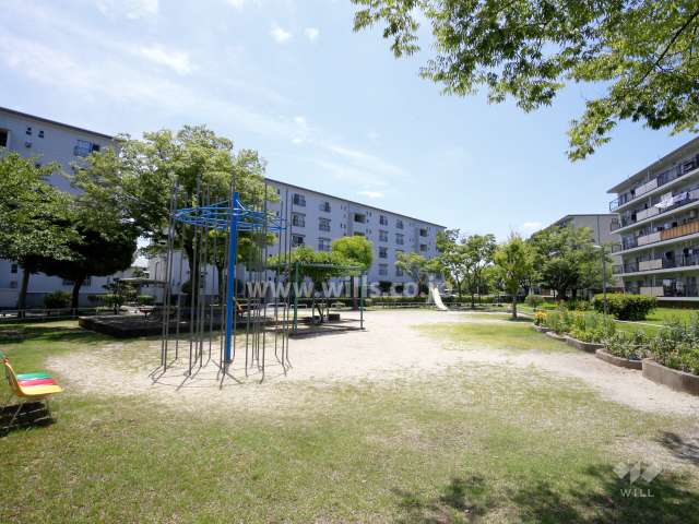 66棟の西側には敷地内の公園（E公園）があります。.JPG