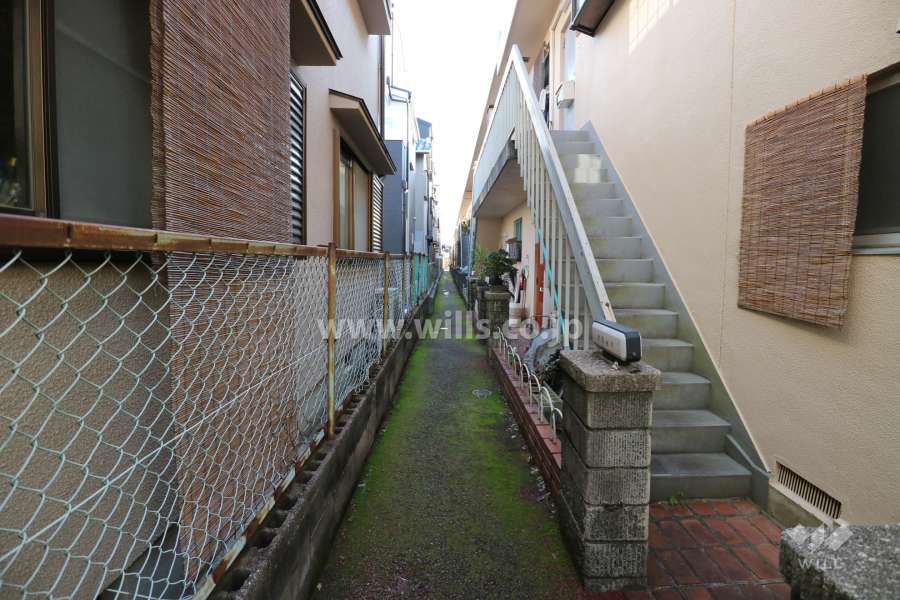 敷地内北側の通路