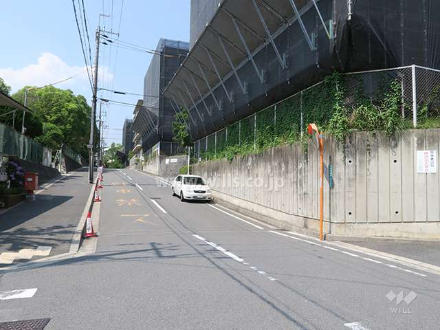 敷地西側の前面道路