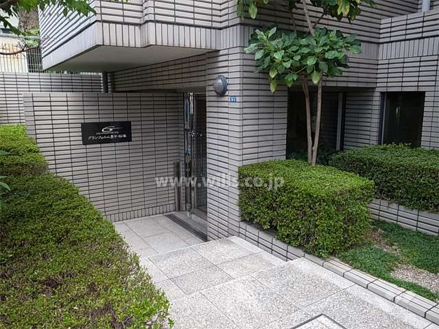 植栽に囲まれたエントランス