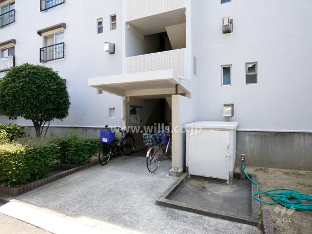 73棟の住戸出入り口（共用ポスト）