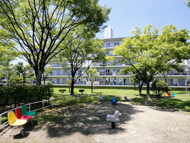 74棟の南側には敷地内の公園（B公園）があります。