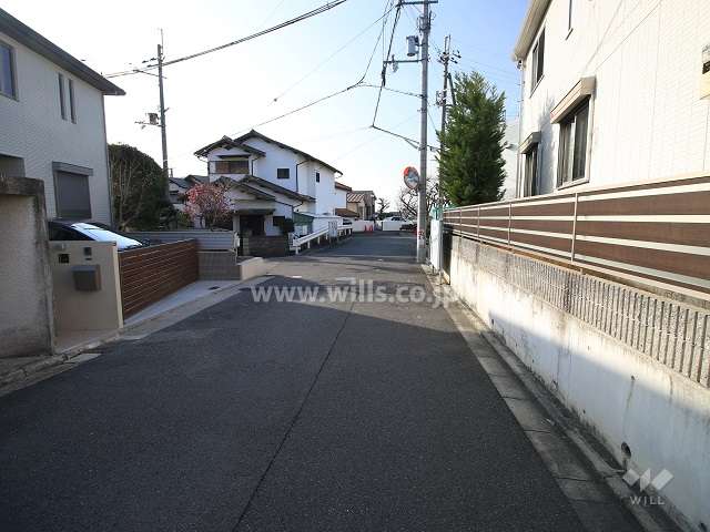 敷地北東側の前面道路（北側から）