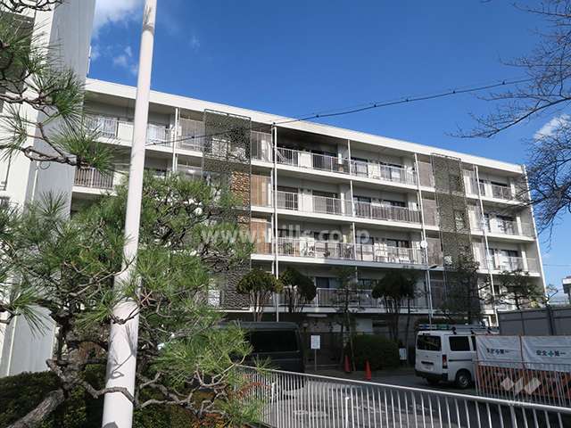 摂津マンションB棟の外観（南西側から）