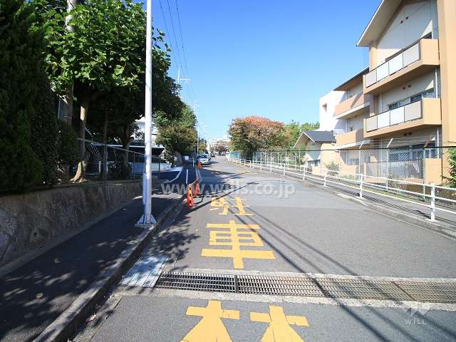 敷地東側の前面道路（南から）