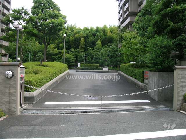 ロボットゲート付きの駐車場入り口