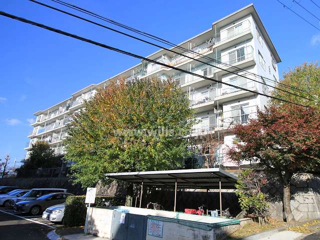 高槻塚原台ハイツ3号棟の外観（南東側から）