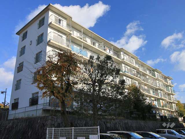 高槻塚原台ハイツ3号棟の外観（南西側から）