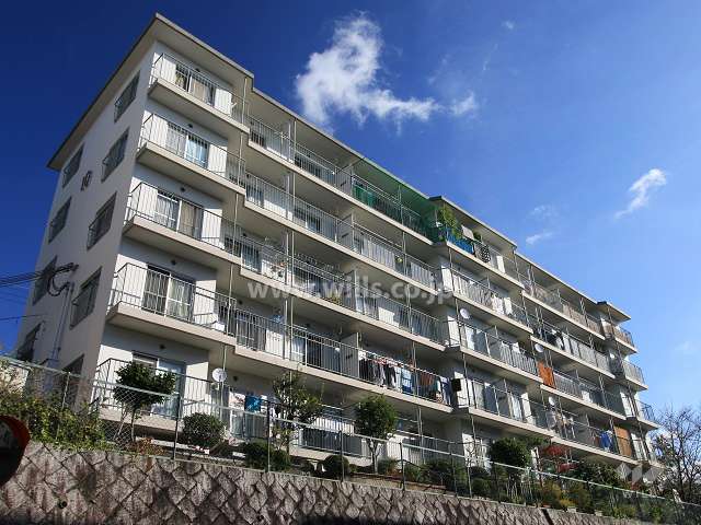 高槻塚原台ハイツ10号棟の外観（南西側から）