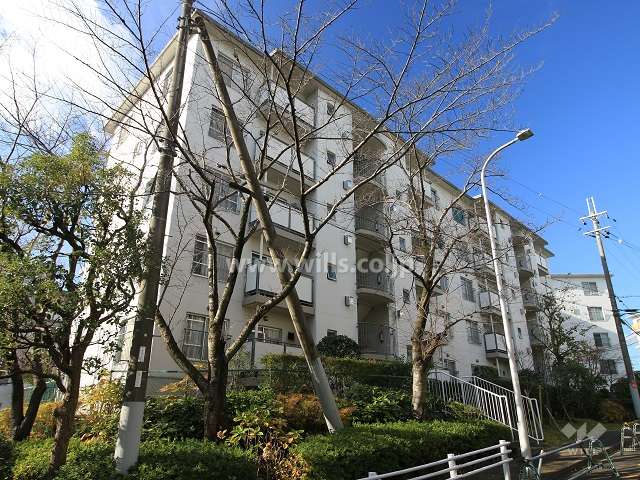 高槻塚原台ハイツ10号棟の外観（北東側から）