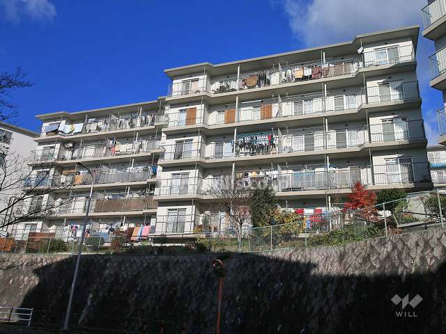 高槻塚原台ハイツ11号棟の外観（南東側から）