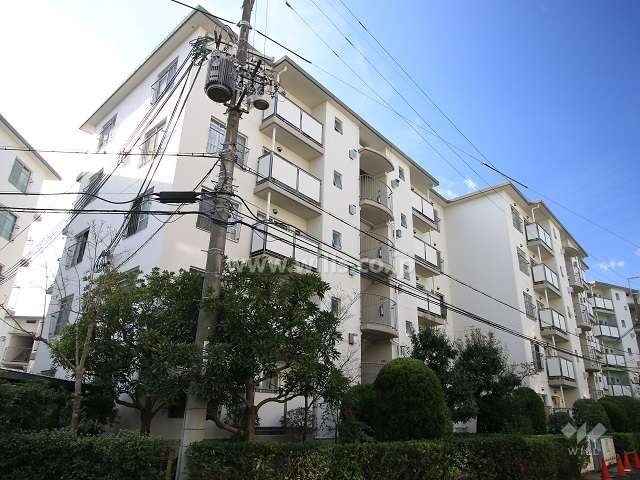 高槻塚原台ハイツ11号棟の外観（北東側から）