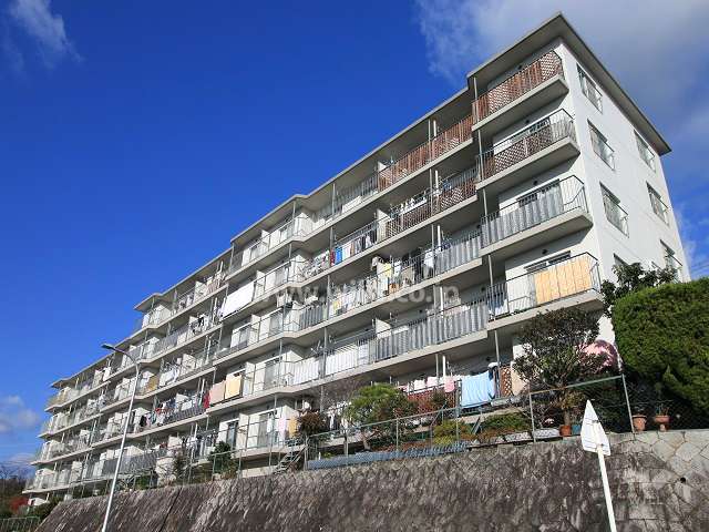 高槻塚原台ハイツ12号棟の外観（南東側から）