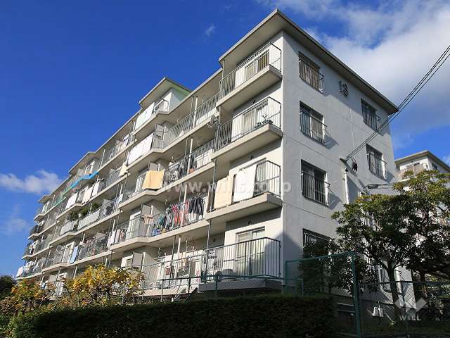 高槻塚原台ハイツ13号棟の外観（南東側から）