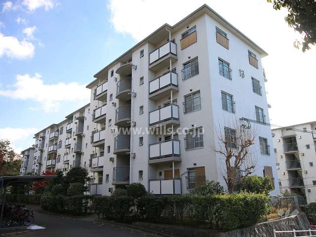 高槻塚原台ハイツ13号棟の外観（北西側から）