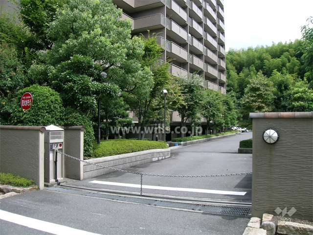 ロボットゲート付きの2番館の駐車場入口