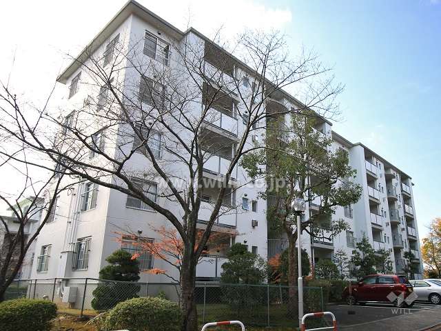 高槻塚原台ハイツ14号棟の外観（北東側から）