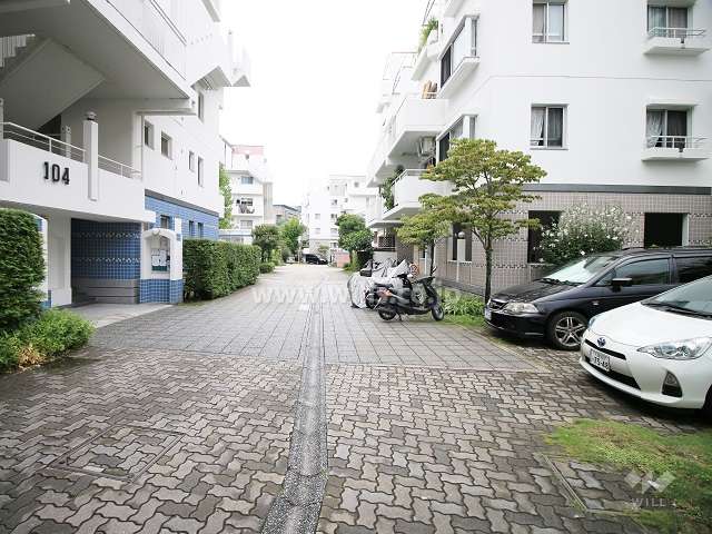 敷地西側の前面道路（南側から）