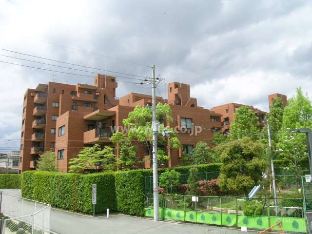 東側から見た外観。周辺は閑静な住宅地です。