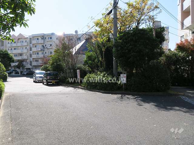 周辺は一戸建てとマンションが混在する高台の閑静な住宅地。