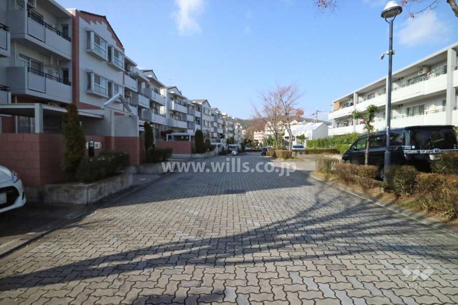 敷地の北東側前面道路