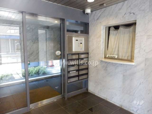 エントランスはオートロック付きです。