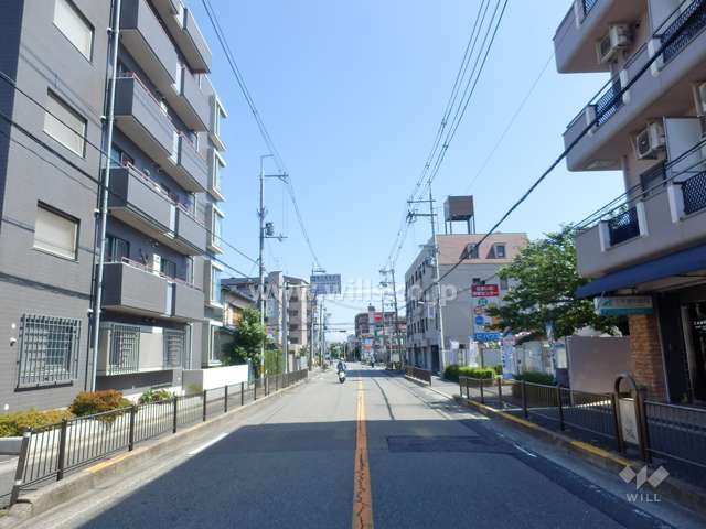 敷地西側は二車線のバス通りに面しています。