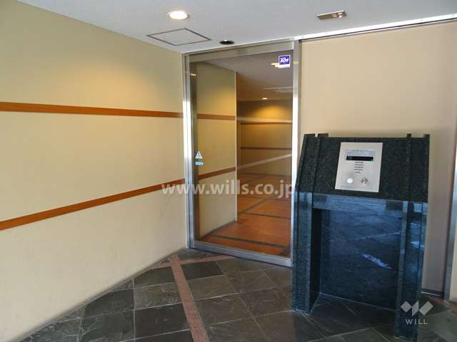 エントランスはオートロック付きです。