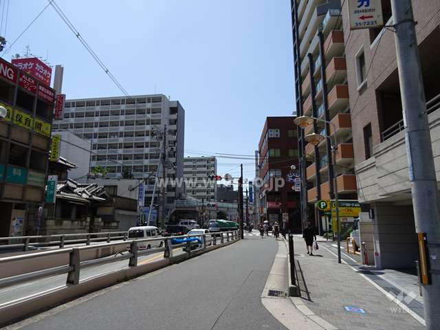 敷地南側の前面道路。二車線のバス通りです。