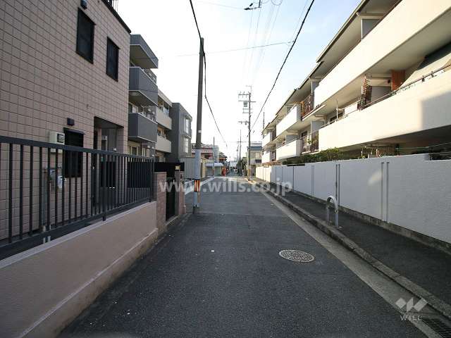 敷地南側の前面道路（東側から）