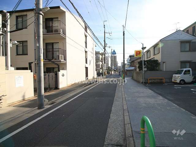 敷地西側の前面道路（北側から）