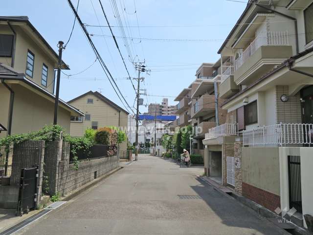 周辺は一戸建てとマンションが混在する静かな住宅地です。