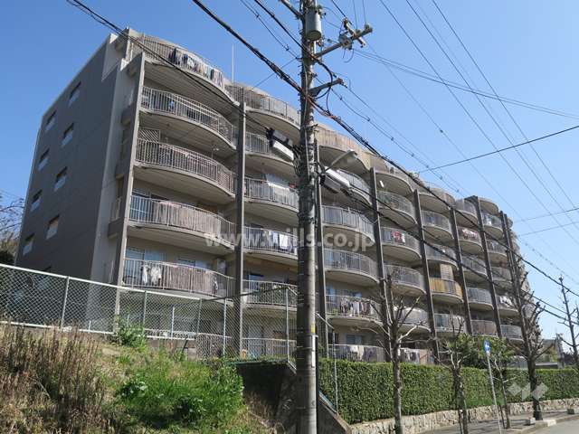 さんくれーる茨木C棟の外観（南西側から）