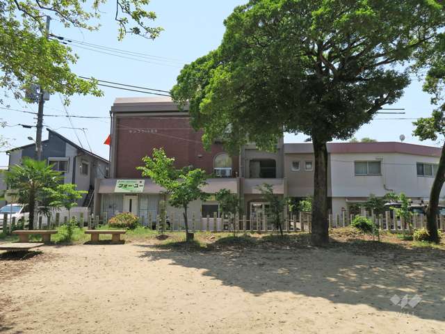 サンフラット茨木の遠景。倍賀春日神社に面しています。