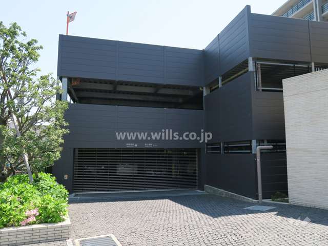 駐車場棟。西側駐車場出入り口（リングシャッター付き）