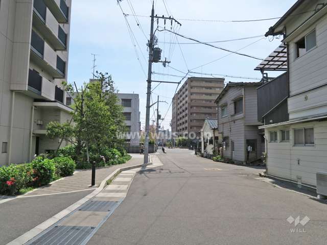 敷地西側の前面道路