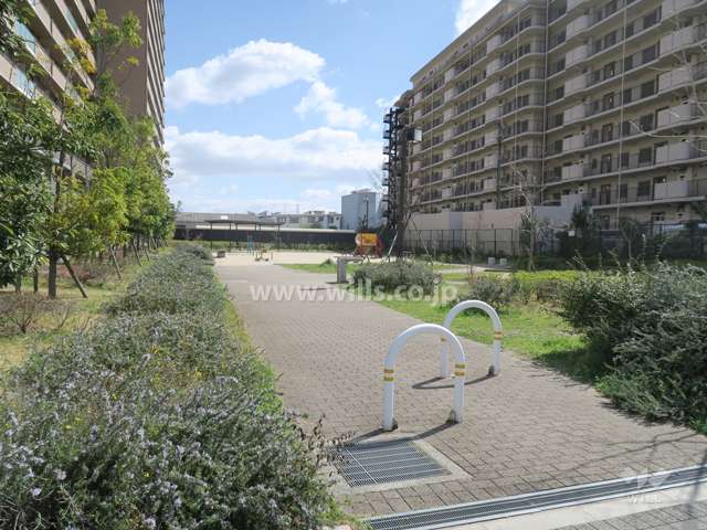 敷地に北側に隣接して『豊原町公園』があります。