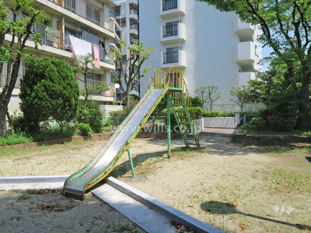 敷地に隣接する水尾東児童遊園